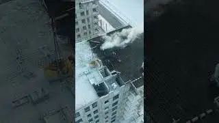 Как убирают снег на стройке. How to clear snow at a construction site.