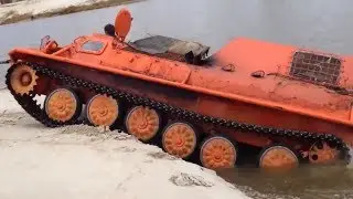 Советский гусеничный снегоболотоход наматывает болото на траки! Crazy Russian Drivers