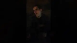 Что он тварит?!