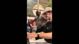 Un inconnu surprend tout un restaurant avec ça voix