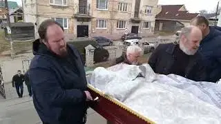 2024.04.08 Гроб с телом протоиерея Романа Неверова доставлен в Вознесенский собор Павлова