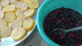 Печь топим Русскую, помидоры пересадила, дрова колем.