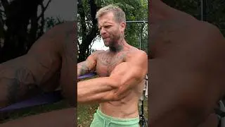 Děláte tento úžasný cvik na PRSNÍ SVALY ??? | cvičení doma s gumou