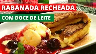 Rabanada recheada com doce de leite e calda de frutas vermelhas