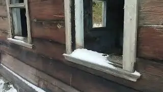 Развалины покинутого дома в лесу