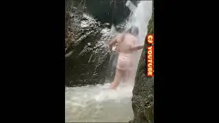 Tante lagi asik mandi sampe anuh nya kelihatan