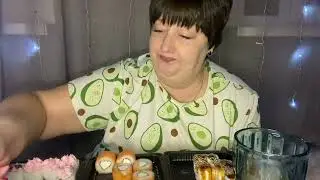 Кушаю роллы и рассказываю последние новости 