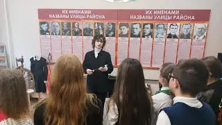 Павлюкович Вероника заканчивает экскурсию в музее 