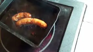 Готовим на огне чешские колбаски.