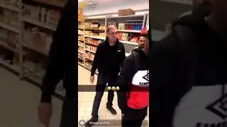 Un noir vole dans un magasin, se fait attraper  "Si tu me touches je te baise"