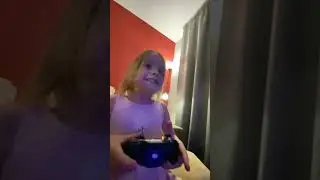 Анина играет