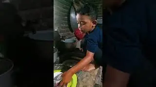 Massa allah anak yg rajin bantu mama nya cuci piring