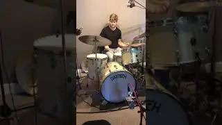 Drum improvisation on 50s round badge Gretsch drums!