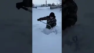 Батя и чистка снега😂 