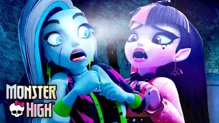Frankie & Draculaura Find a Terrifying Beast! | Monster High