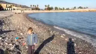 Стёпа бросает камешки в море. 21.04.2015.