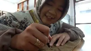 PEMBUATAN SAJADAH UNIK DITULIS PAKAI SOLDIR DAN SPIDOL EMAS