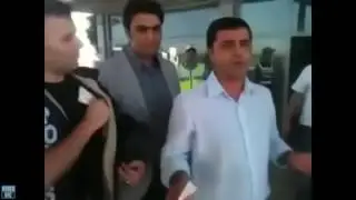 Görevli Polis Selahattin Demirtaş'a haddini bildirdi !   YouTube