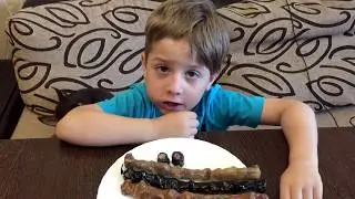 Саша пробует чурчхелу от Nut vinograd