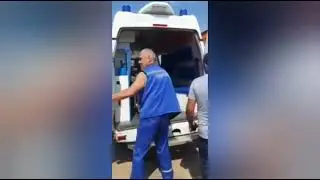 Бародаро Парондан барои  пулуш рафта бд