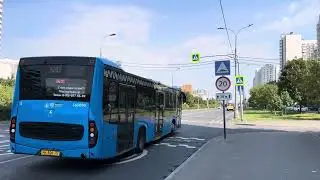 Автобус НефАЗ-5299-40-52 следует по маршруту 530 ”м. Братиславская - Волжский Парк”