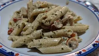 Pasta con pesto, panna, gamberetti e pomodorini