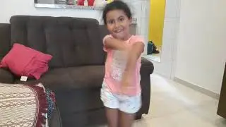 a menina dançando