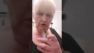 Бабка курит вейп и у нее выпадает челюсть
