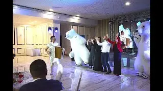 Выездное новогоднее шоу - виртуозный аккордеон и белый танцующий медведь