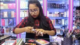 स्टोर में तरह-तरह के नए फैशन उत्पाद आ चुके हैं