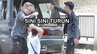 Pedagang tahu bulat ini kaget karena salah sasaran !!