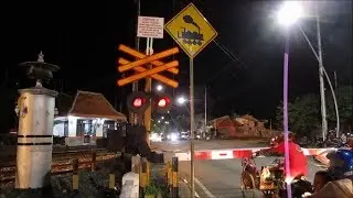 Perlintasan Kereta Api JPL 215 di Malam Hari