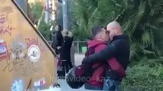 Казах увидел целующихся мужчин в Барселоне