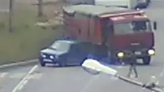 КАМАЗ атаковал своего выкидыша на зебре. Real video
