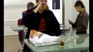 Студент бухает прямо в институте ЛГПУ