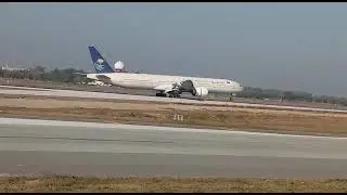 Saudi Airlines Landing video || Saudi Airlines 777 landing || Beautiful Boeing 777 Landing