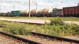 ВЛ80 с танками и грузовым поездом