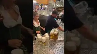 Habilidad de esta chica para Servir cerveza