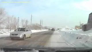Машина  въехала на 3 метровый сугроб