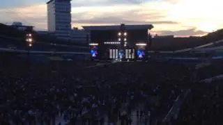 Dave Grohl Breaks His Leg But Carries On Like A Real Rock Star!