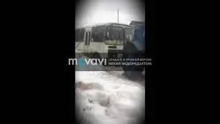Автобус ПАЗ 4234 в снегу. Трактор Т40 на цепях буксует
