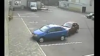 Дама на парковке автомобилей в Кемерово