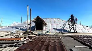 Парень один восстанавливает старый дом.