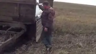 Трактор Т-150К-09 вытаскивает прицеп с удобрением. Работаем на МТЗ-80 и ЮМЗ-6.