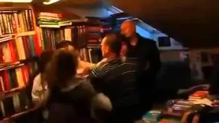 БАБЫ ПОЛУЧАЮТ ПО ХАРЕ )))