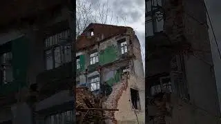 Трос и гусеничный экскаватор, ПАДЕНИЕ СТЕНЫ
