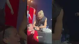 felix so close with staff😍omg 