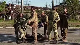 Выход бойцов ВСУ из Азовстали в Мариуполе