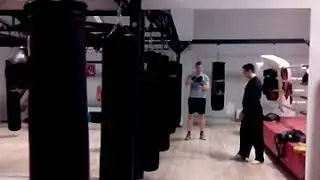 Удар "уширо-гери". Точно в "солнышко", можно и в печень.