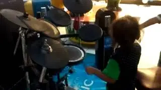 🥁🥁 Drum વગાડવાની મજા આવી.. #bachpankiyaadein #bhaibahenbonding #drummer #enjoy #oldmemories